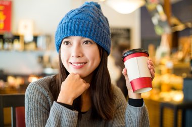 Kadın sabah keyfine bakıyor.
