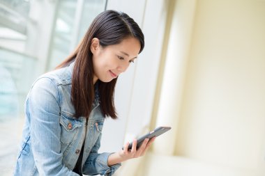 Cep telefonu kullanan kadın