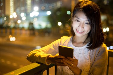 Kadın geceleri cep telefonunuzun SMS gönderme