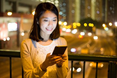 Kadın geceleri cep telefonunuzun SMS gönderme