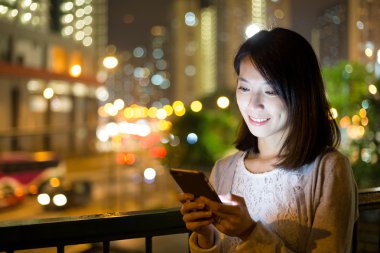 Kadın geceleri cep telefonunuzun SMS gönderme