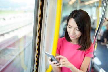 tren içinde cep telefonu kullanan kadın