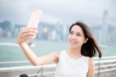 selfie tarafından cep telefonu alarak kadın 