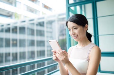 Cep telefonu kullanan kadın