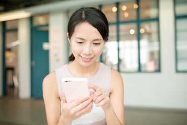 Cep telefonu kullanan Asyalı kadın.