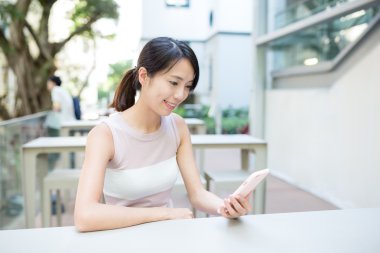 Cep telefonu kullanan Asyalı kadın.