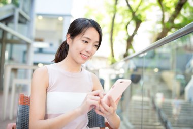 Cep telefonu kullanan Asyalı kadın.