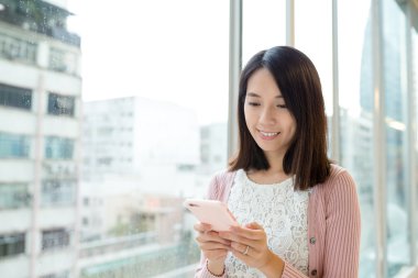 cep telefonu kullanan kadın