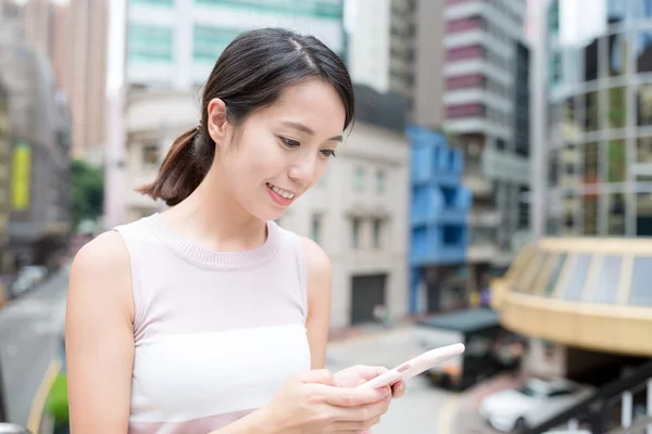 亚洲妇女使用手机 — 图库照片