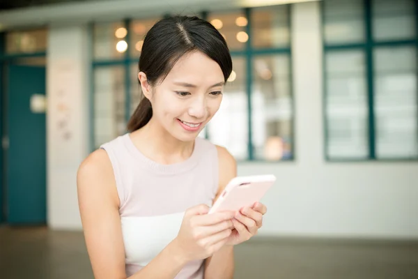 Aziatische vrouw met behulp van mobiele telefoon — Stockfoto