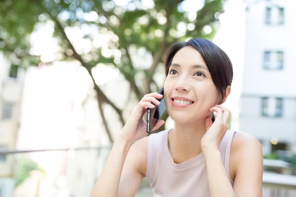 Asiatisk kvinna talar i mobiltelefon — Stockfoto