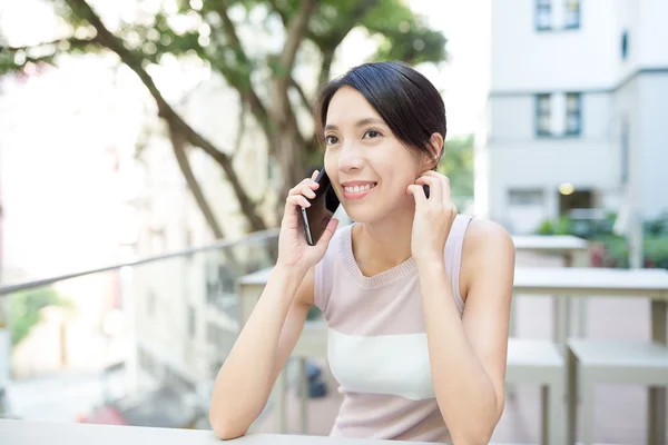 Asiatisk kvinna talar i mobiltelefon — Stockfoto