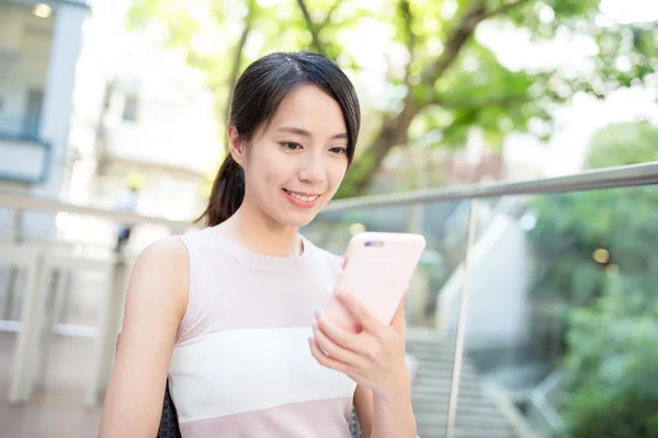 Aziatische vrouw met behulp van mobiele telefoon — Stockfoto