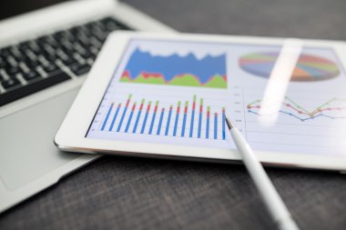 İş çizelgeleri bir ekran ile dijital tablet