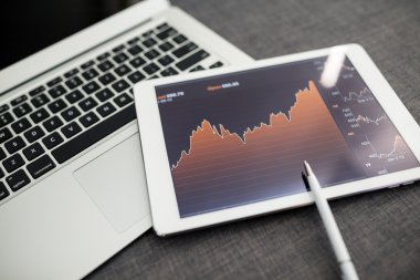 İş çizelgeleri bir ekran ile dijital tablet