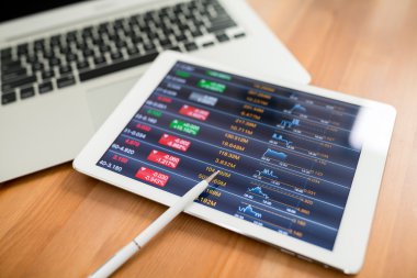 İş çizelgeleri bir ekran ile dijital tablet