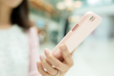 Cep telefonu kullanan kadın