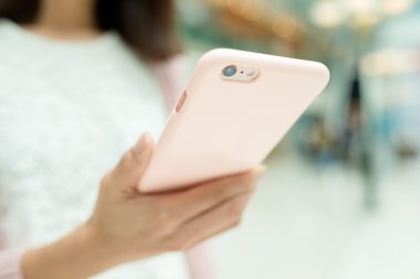 Cep telefonu kullanan kadın