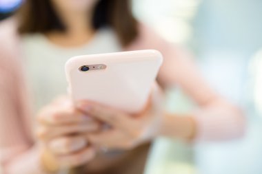 Cep telefonu kullanan kadın