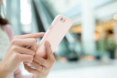 Cep telefonu kullanan kadın