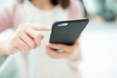 Cep telefonu kullanan kadın