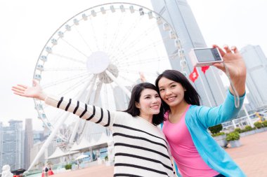 Kadın selfie tarafından dijital fotoğraf makinesi alarak