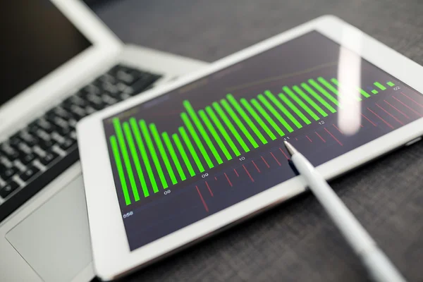 Tablet digital com gráficos de negócios em uma tela — Fotografia de Stock