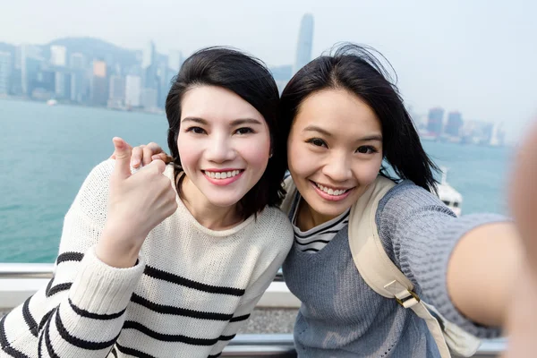 Asiatische Frauen beim Selfie — Stockfoto