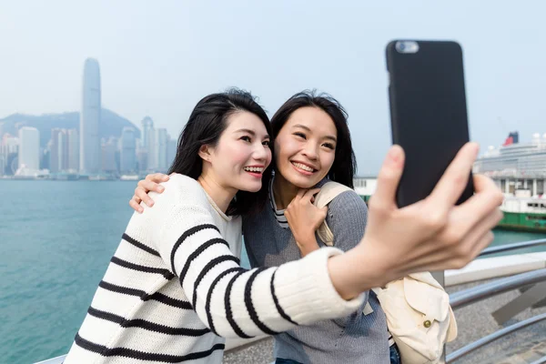 Frauen machen Selfie mit Handy — Stockfoto