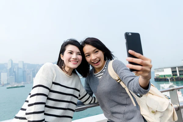 Nő vesz a mobil selfie — Stock Fotó