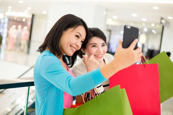 Femmes avec sacs à provisions prenant selfie — Photo