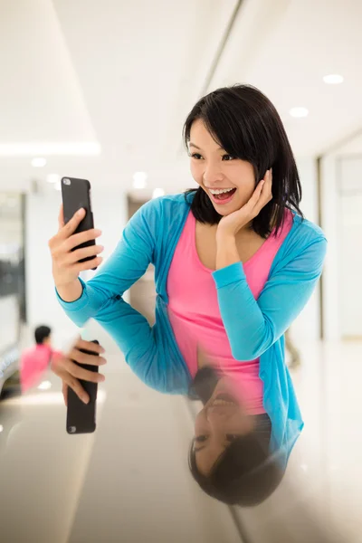 Kvinna med hjälp av mobiltelefon för att ta selfie — Stockfoto