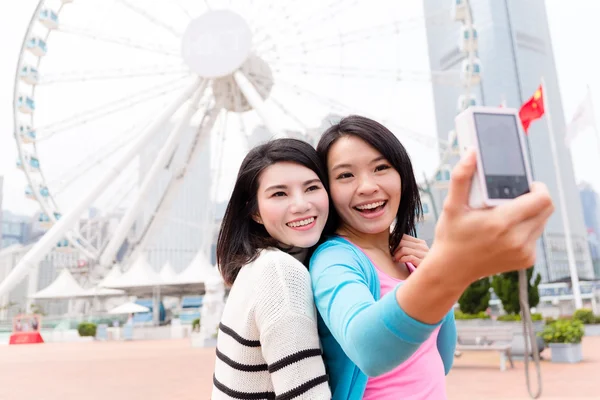 Ženy užívající selfie digitální fotoaparát — Stock fotografie