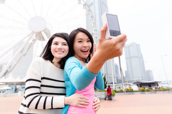 Frauen machen Selfie mit Digitalkamera — Stockfoto