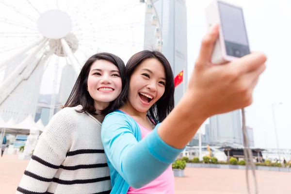 Frauen machen Selfie mit Digitalkamera — Stockfoto