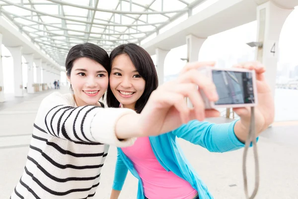 デジタル カメラで selfie を取っている女性 — ストック写真