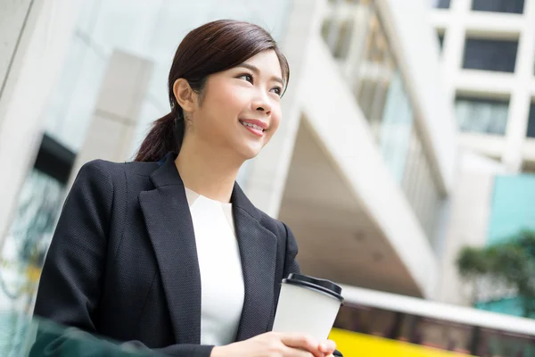 Jeune femme d'affaires asiatique en costume d'affaires — Photo