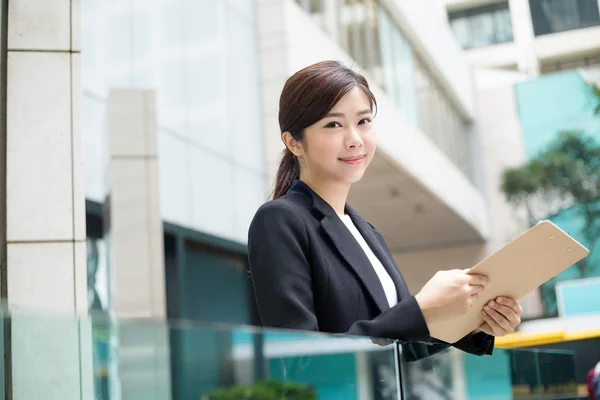 Jeune femme d'affaires asiatique en costume d'affaires — Photo