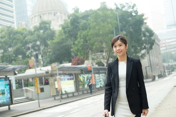 Giovane donna d'affari asiatica in abito da lavoro — Foto Stock