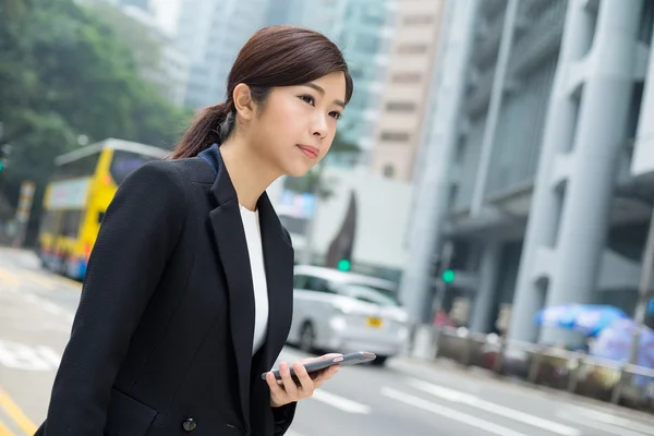 Giovane donna d'affari asiatica in abito da lavoro — Foto Stock