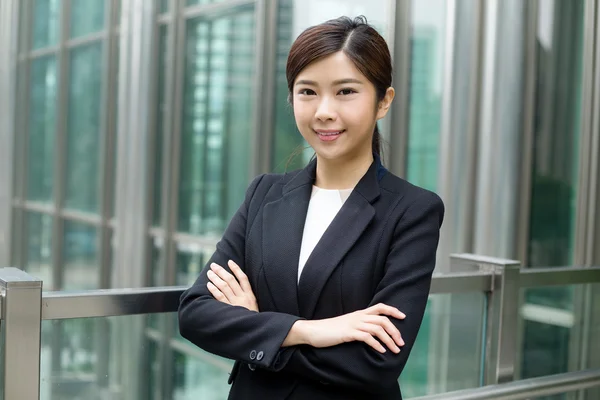 Junge asiatische Geschäftsfrau in Business-Anzug — Stockfoto