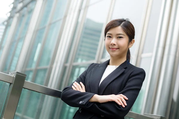 Junge asiatische Geschäftsfrau in Business-Anzug — Stockfoto