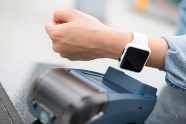 Kadın akıllı watch tarafından fatura ödeme 