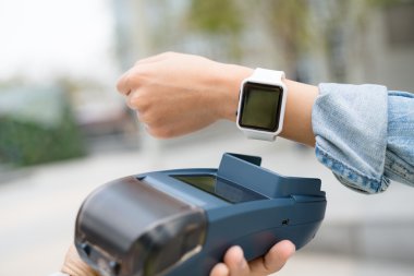 Kadın akıllı watch tarafından fatura ödeme 