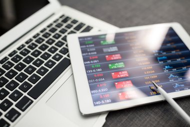 İş çizelgeleri bir ekran ile dijital tablet