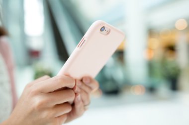 Cep telefonu kullanan kadın