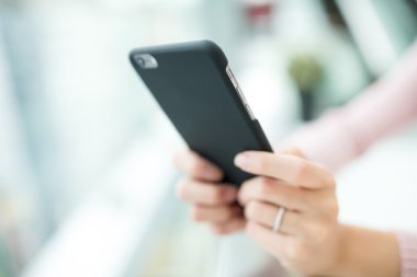 Cep telefonu kullanan kadın