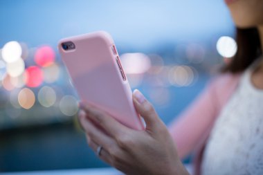 Akıllı telefon kullanarak eller