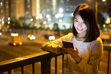 Geceleri cep telefonu kullanan kadın