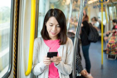 İçinde tren bölme cep telefonu kullanan kadın